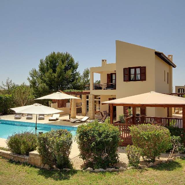 HOLIDAY VILLA paphos - villa Eleaina side view with heated pool